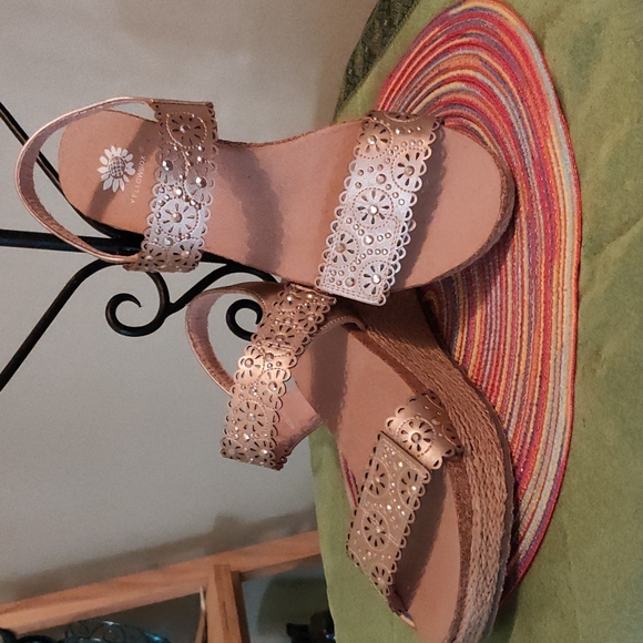 Sz 8 metallic wedge sandal. NWOT - Picture 5 of 5